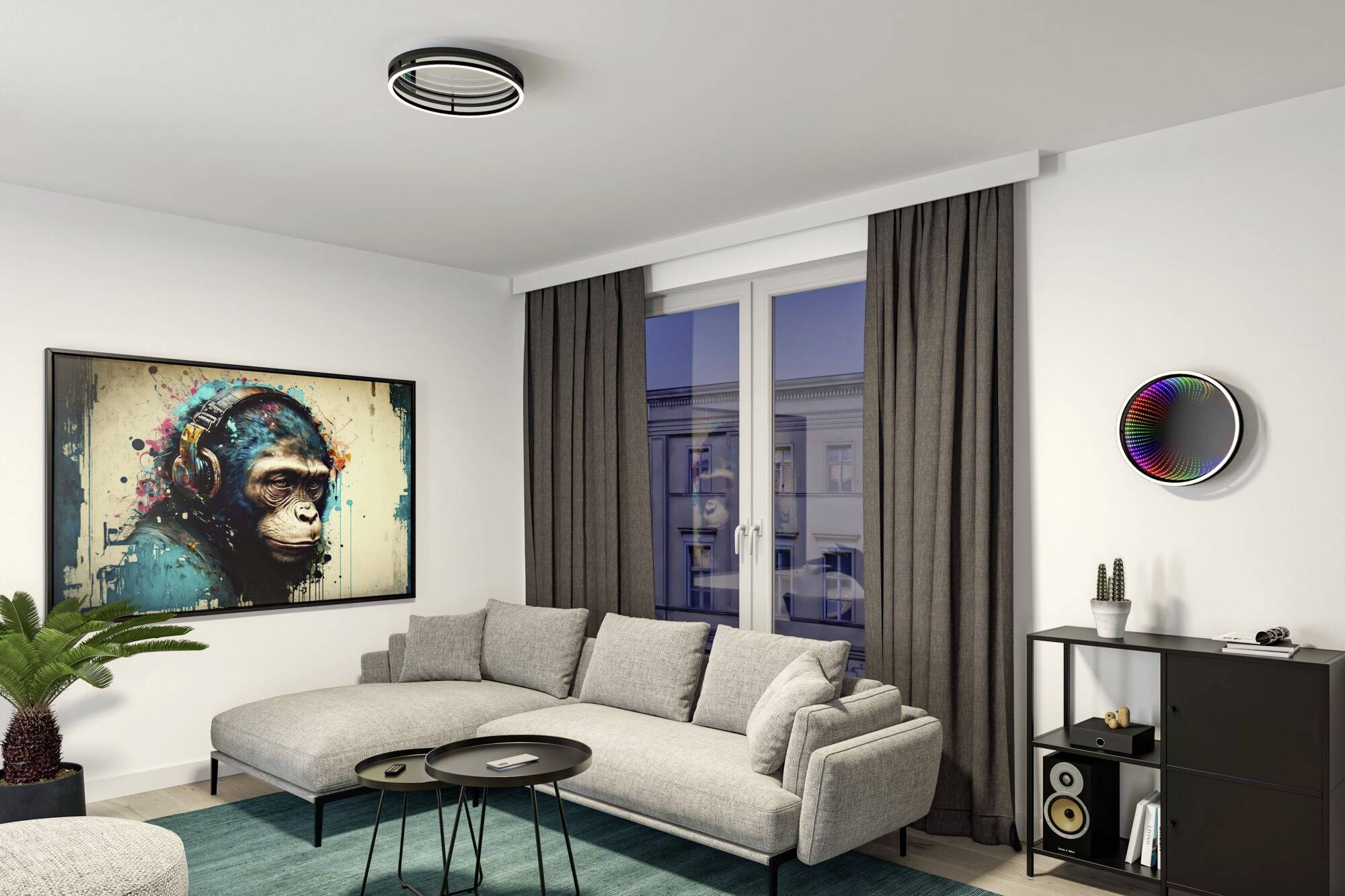 Nowoczesny salon z szarą sofą, stolikiem kawowym, obrazem małpy na ścianie, roślinami i oknem z zasłonami.