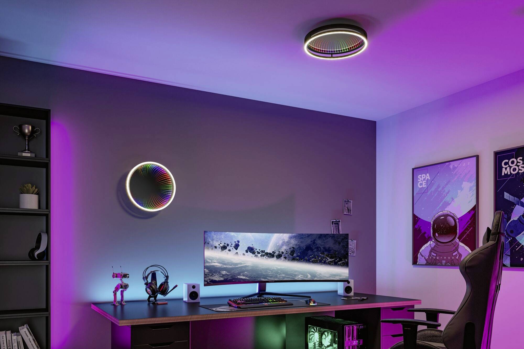 Nowoczesne stanowisko do grania z fioletowym i niebieskim oświetleniem, dużym monitorem, klawiaturą oraz dekoracyjnymi plakatami science fiction na ścianie.