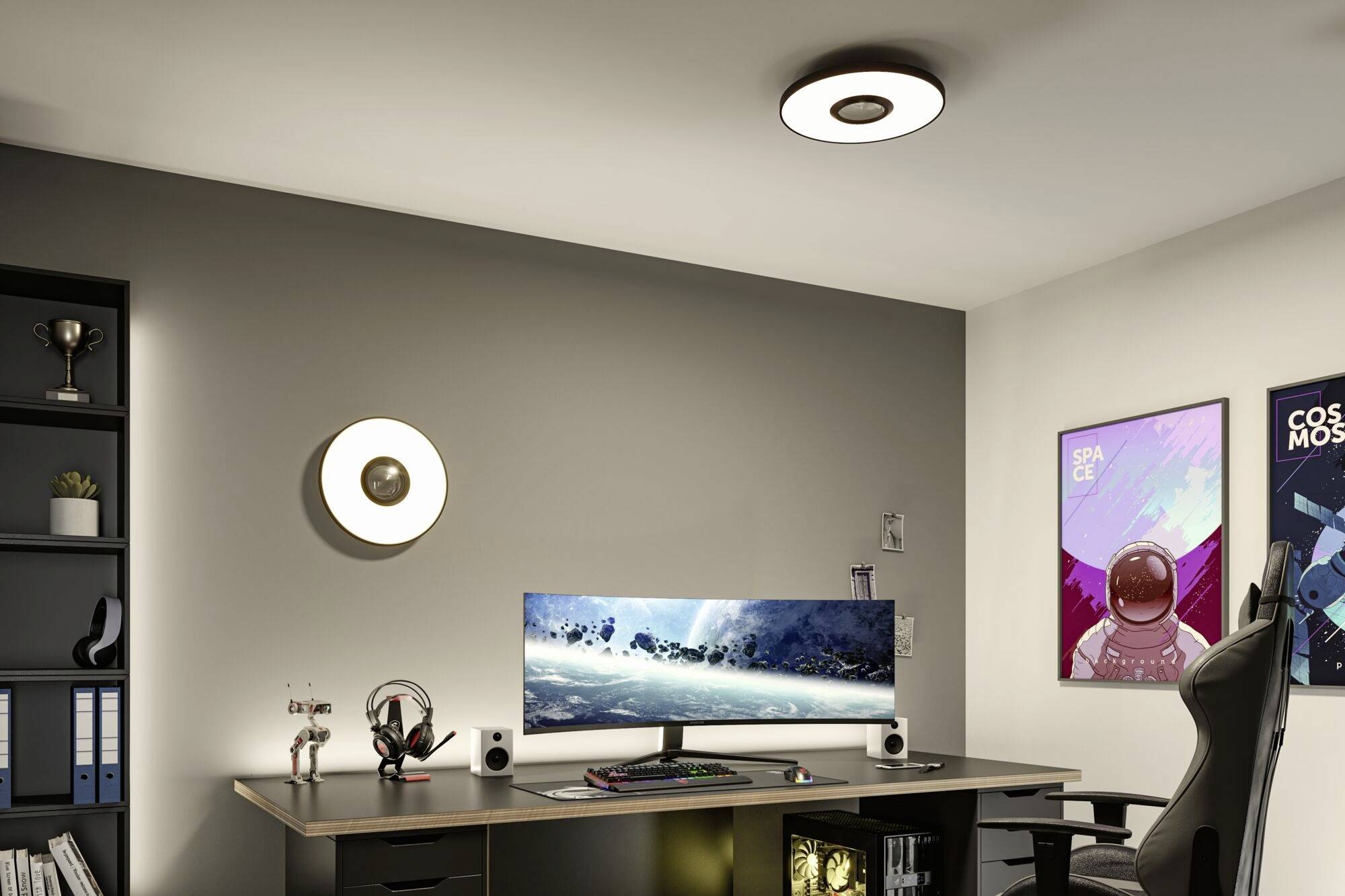 Nowoczesne, schludne stanowisko pracy w biurze z dużym monitorem, klawiaturą i myszą na biurku; zdjęcia z tematyki kosmicznej na ścianie.