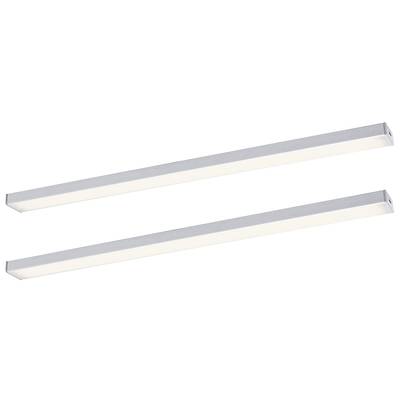 Dwie nowoczesne, podłużne lampy sufitowe LED w kolorze srebrnym, które równomiernie emitują białe światło. Idealne do biur lub przestrzeni mieszkalnych.