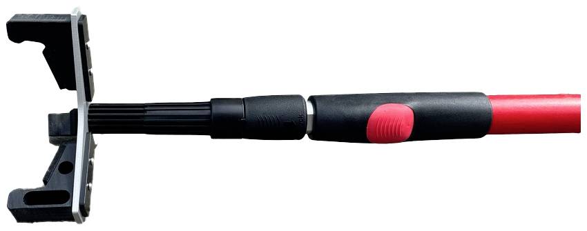 Teleskopowa tyczka z czerwonym uchwytem i czarnym uchwytem z tworzywa sztucznego, odpowiednia do narzędzi lub urządzeń czyszczących.