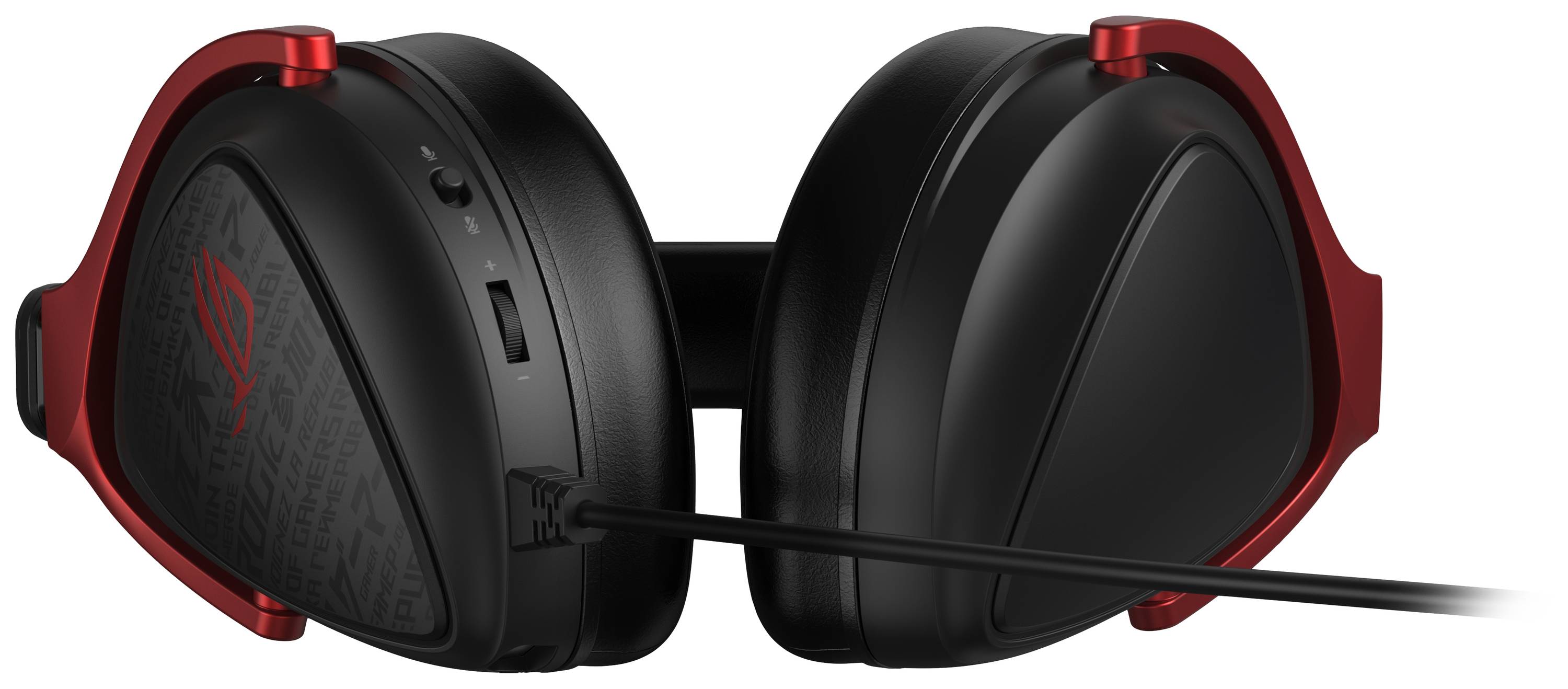 Zamknięte słuchawki nauszne z czarnymi muszlami słuchawkowymi i czerwonymi akcentami. Przy jednym z nauszników znajduje się czarny przewód.