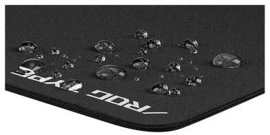 Czarna powierzchnia wodoodporna z kroplami wody, która prezentuje materiał i jego właściwości hydrofobowe.