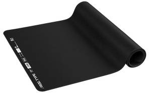 Czarna, częściowo zwinięta podkładka na biurko z białym tekstem po stronie, zawierającym informacje o marce i produkcie.