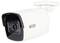Biała kamera monitoringu z czarną soczewką, zamontowana na ścianie, odpowiednia do nadzoru bezpieczeństwa wewnątrz i na zewnątrz budynku.