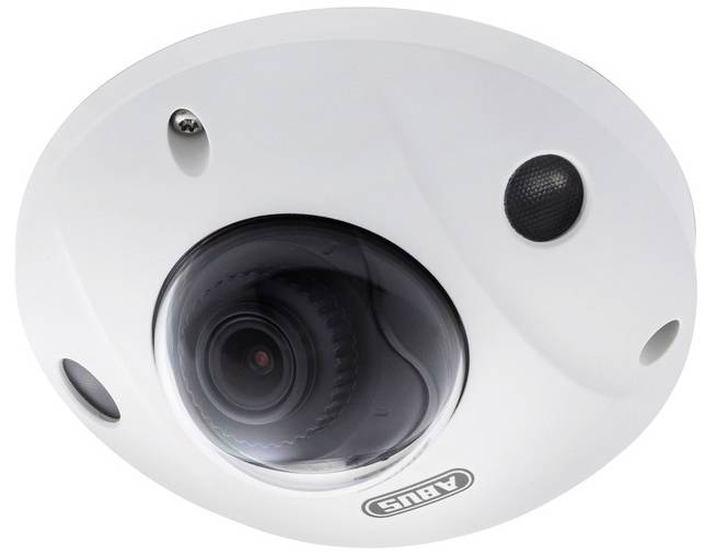 Kamera monitorująca w białej obudowie z widocznym obiektywem i mikrofonem, nadająca się do montażu sufitowego.