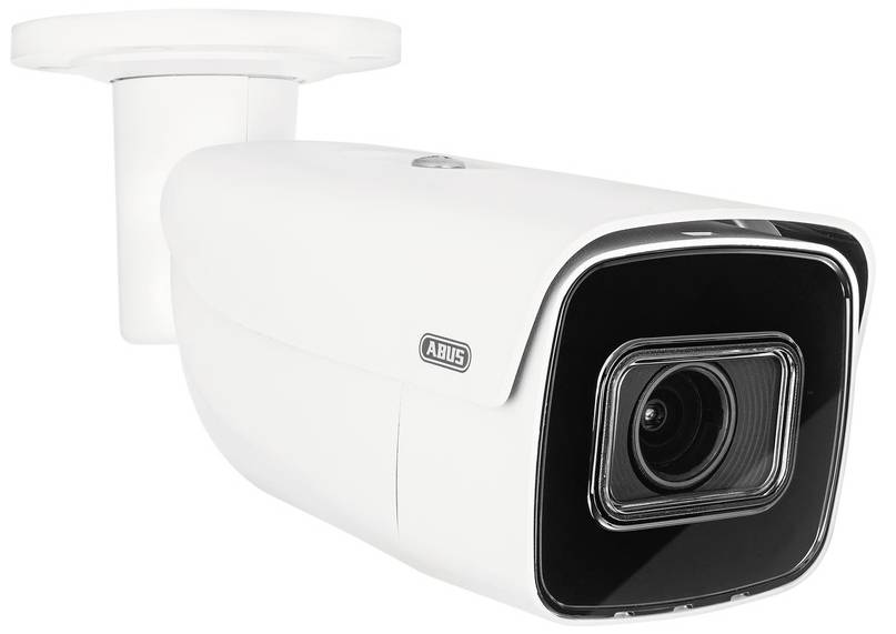 Kamera monitorująca w białym kolorze, zamontowana na suficie. Służy do nadzoru bezpieczeństwa pomieszczeń wewnętrznych lub obszarów zewnętrznych.