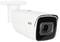 Kamera monitorująca w białym kolorze, zamontowana na suficie. Służy do nadzoru bezpieczeństwa pomieszczeń wewnętrznych lub obszarów zewnętrznych.