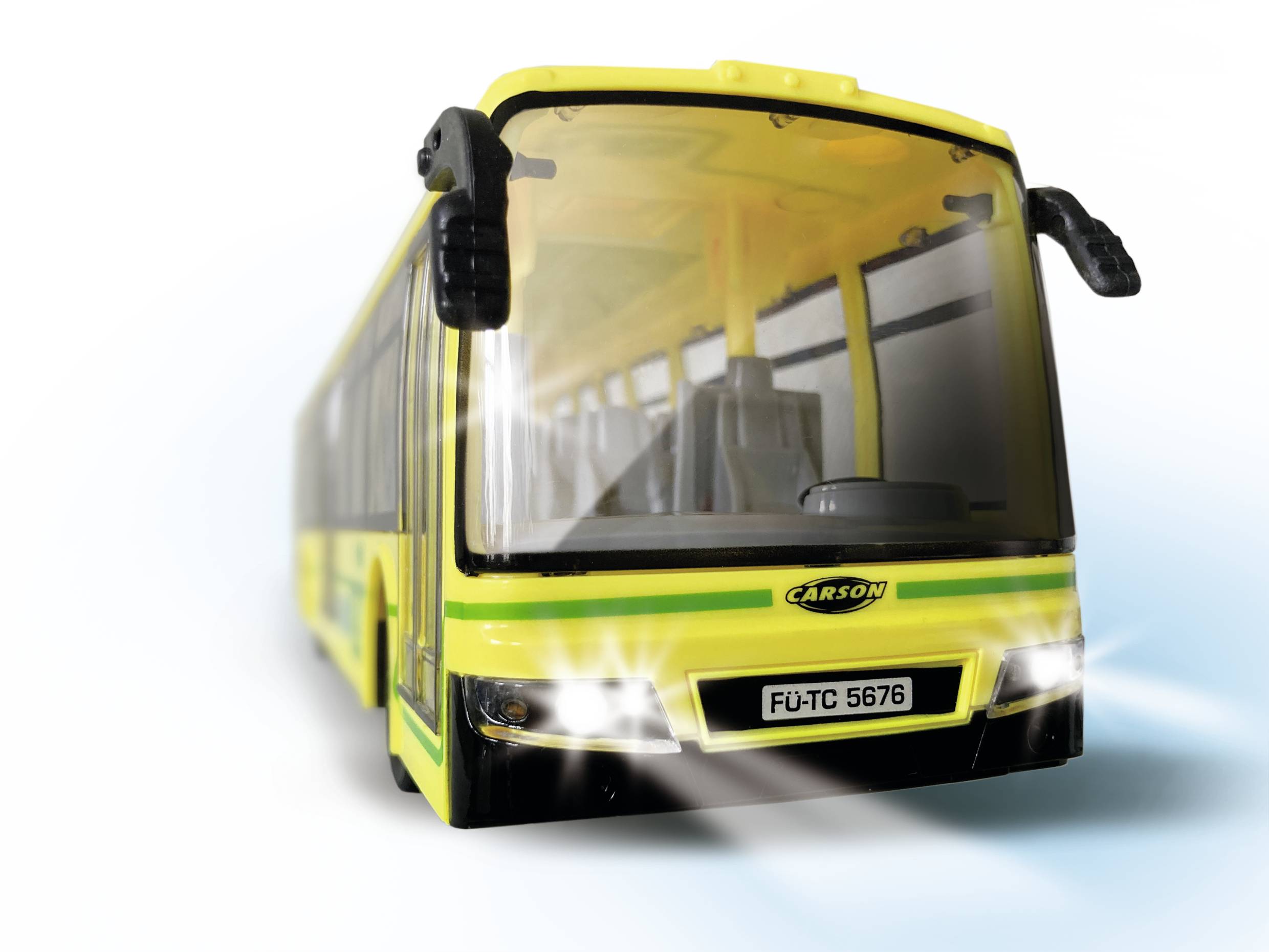 Model zabawkowego żółtego autobusu z charakterystycznymi reflektorami, sfotografowany z przodu, na jasnym tle.