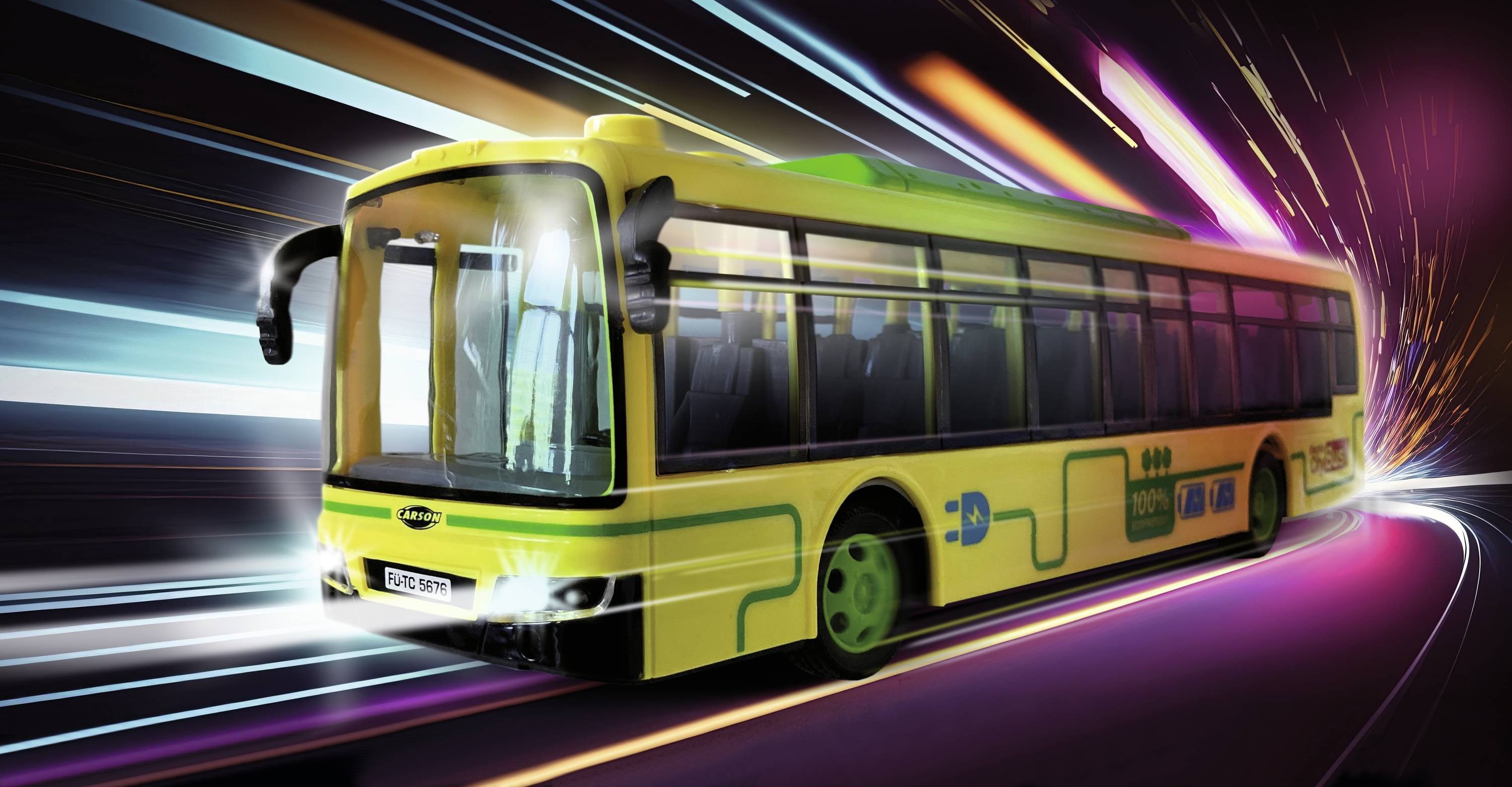 Żółty autobus elektryczny dynamicznie jedzie przez kolorową, rozmytą ulicę. Światła i smugi barw tworzą wrażenie prędkości.