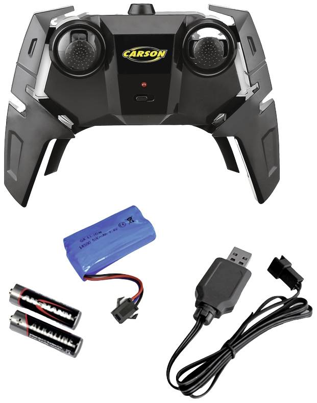 Czarny kontroler do gier z dwoma joystickami. Poniżej znajduje się niebieski akumulator, dwie baterie i kabel USB do ładowania.