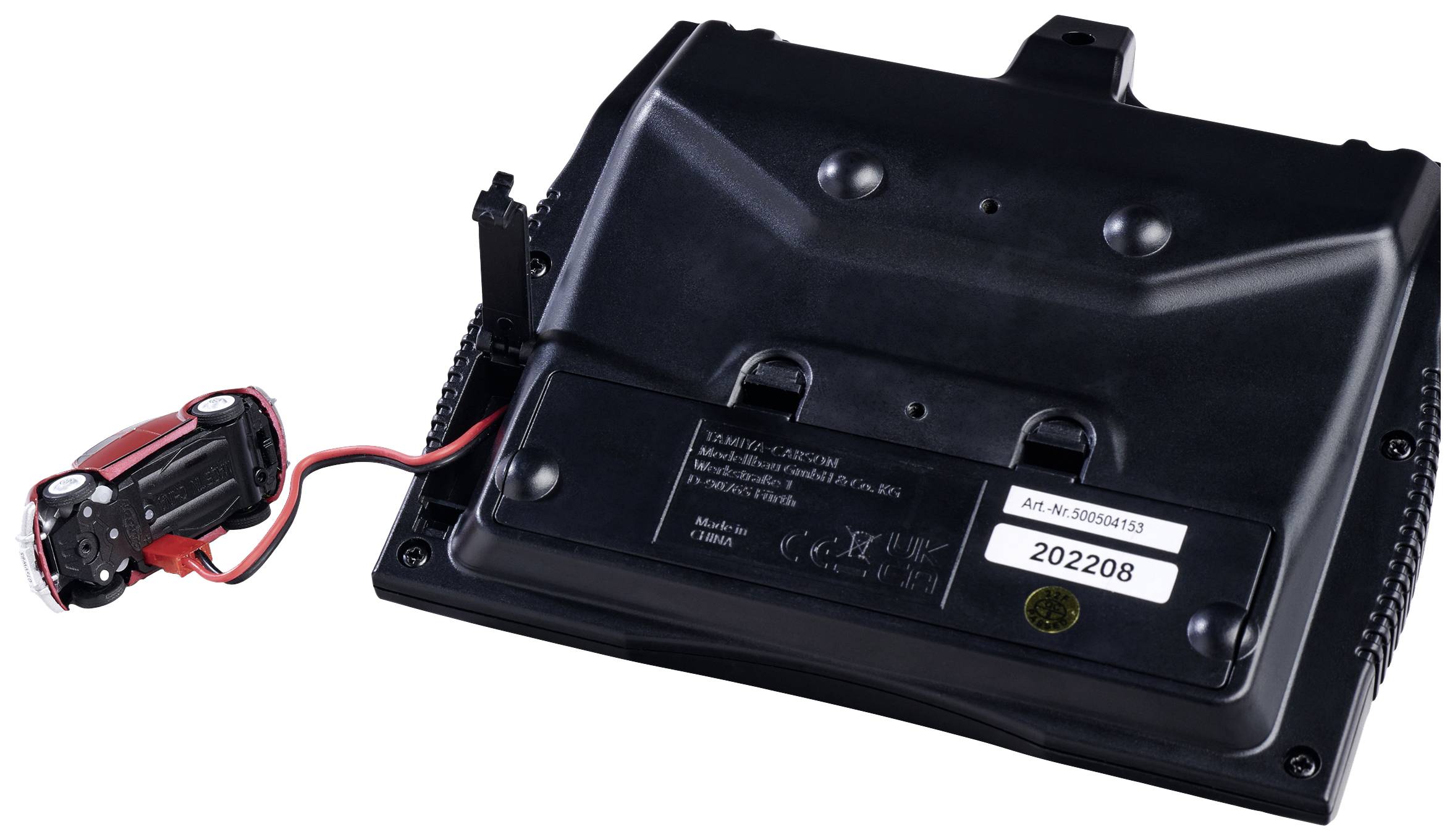 Czarny elektroniczny sprzęt z przewodem i wtyczką, widok z tyłu. Etykieta '202208', niebieski naklejka, oznaczenia techniczne.