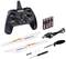 Zestaw składający się z czarnego kontrolera pilota, czterech baterii, dwóch śmigieł, kabla USB, jednej śruby i mini wkrętaka.