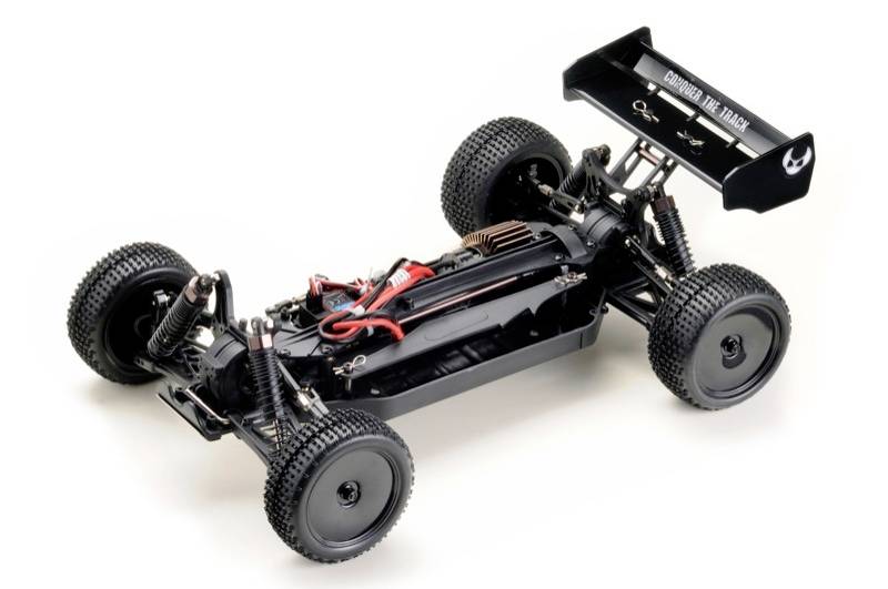 Zdalnie sterowany, czarny model buggy z dużymi, strukturalnymi kołami i tylnym spoilerem, na białym tle.