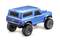 Zabawkowy samochód w jaskrawym niebieskim kolorze z dużymi kołami, sfotografowany z tyłu. Posiada solidną karoserię terenówki.