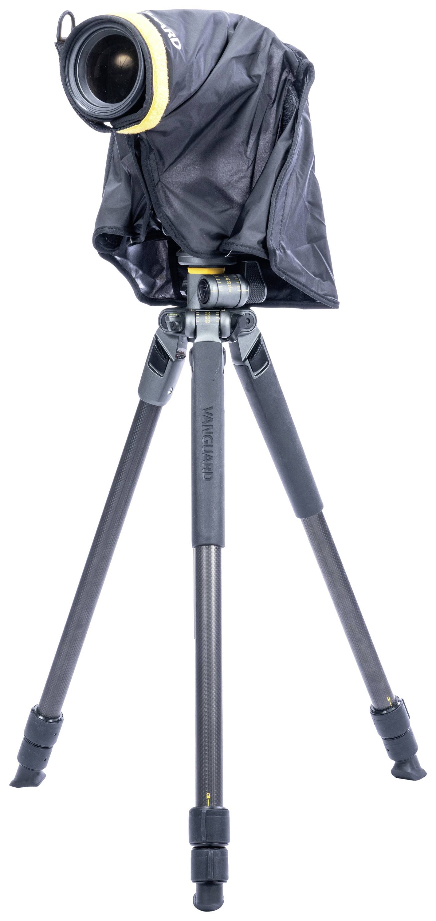 Kamera na statywie z wodoodporną osłoną; odpowiednia do fotografii plenerowej podczas deszczowej pogody.