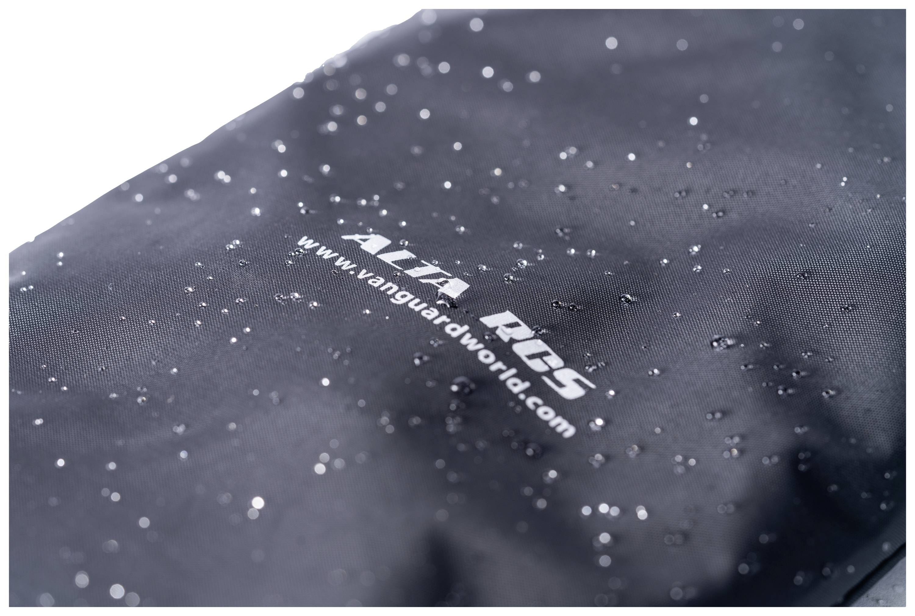 Logo 'Vanguard' na wodoodpornej czarnej powierzchni z kroplami wody.