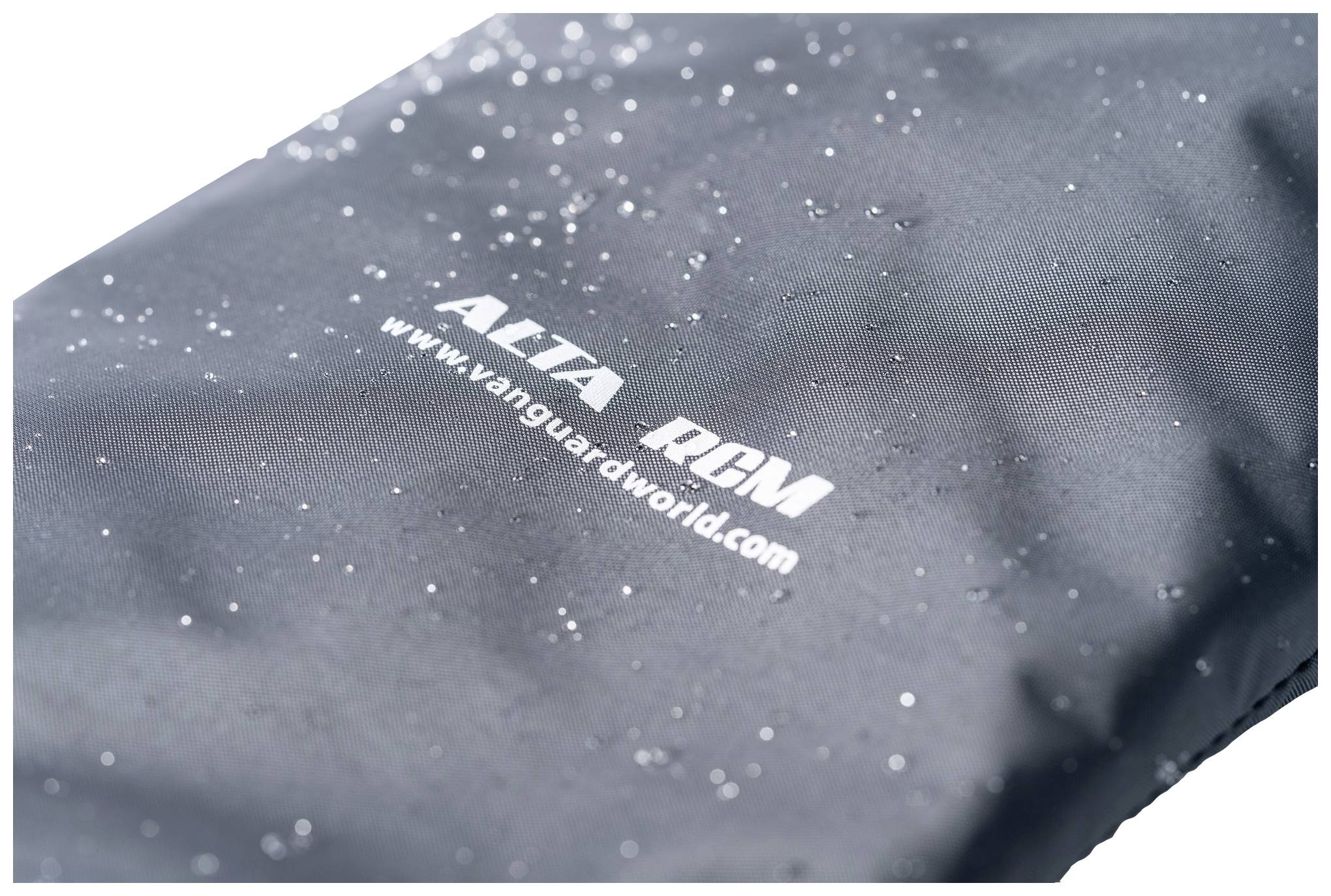 Czarna torba z napisem 'ALTA RCM www.vanguardworld.com', krople wody na powierzchni.