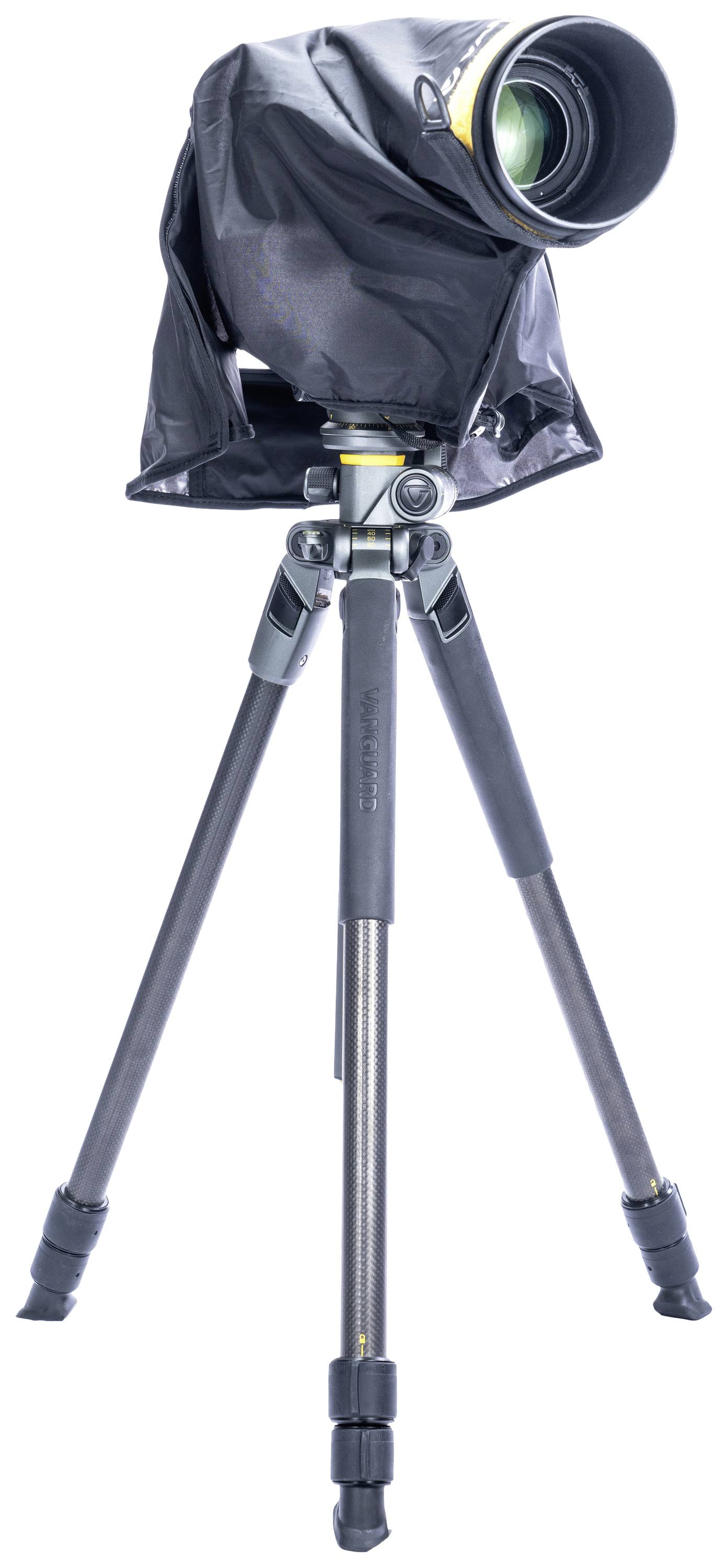 Kamera z dużym teleobiektywem na statywie, częściowo przykryta czarną osłoną ochronną.