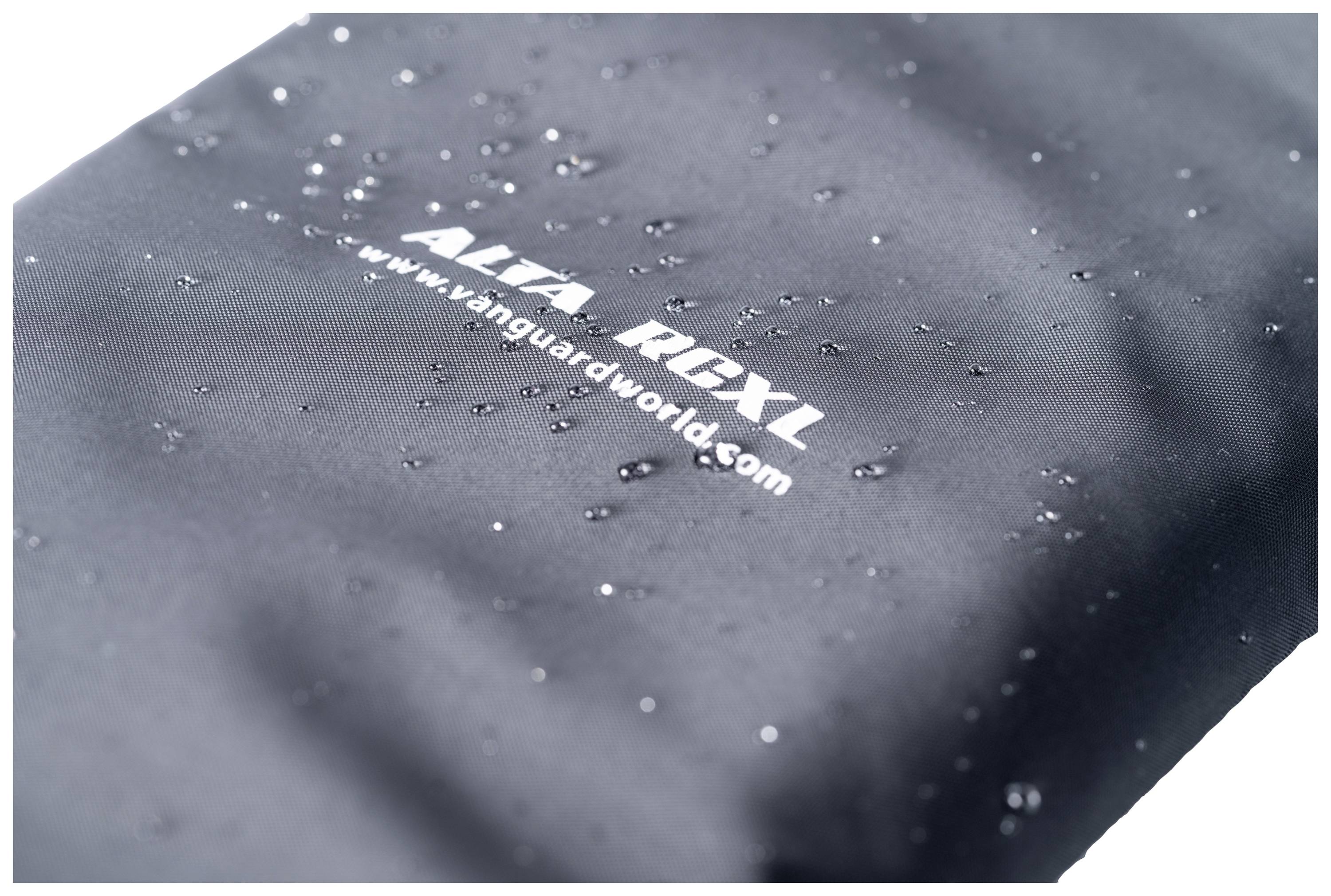 Zbliżenie czarnej powierzchni z kroplami wody, na której widnieje napis 'ALTA RICXL' oraz strona internetowa białą czcionką.