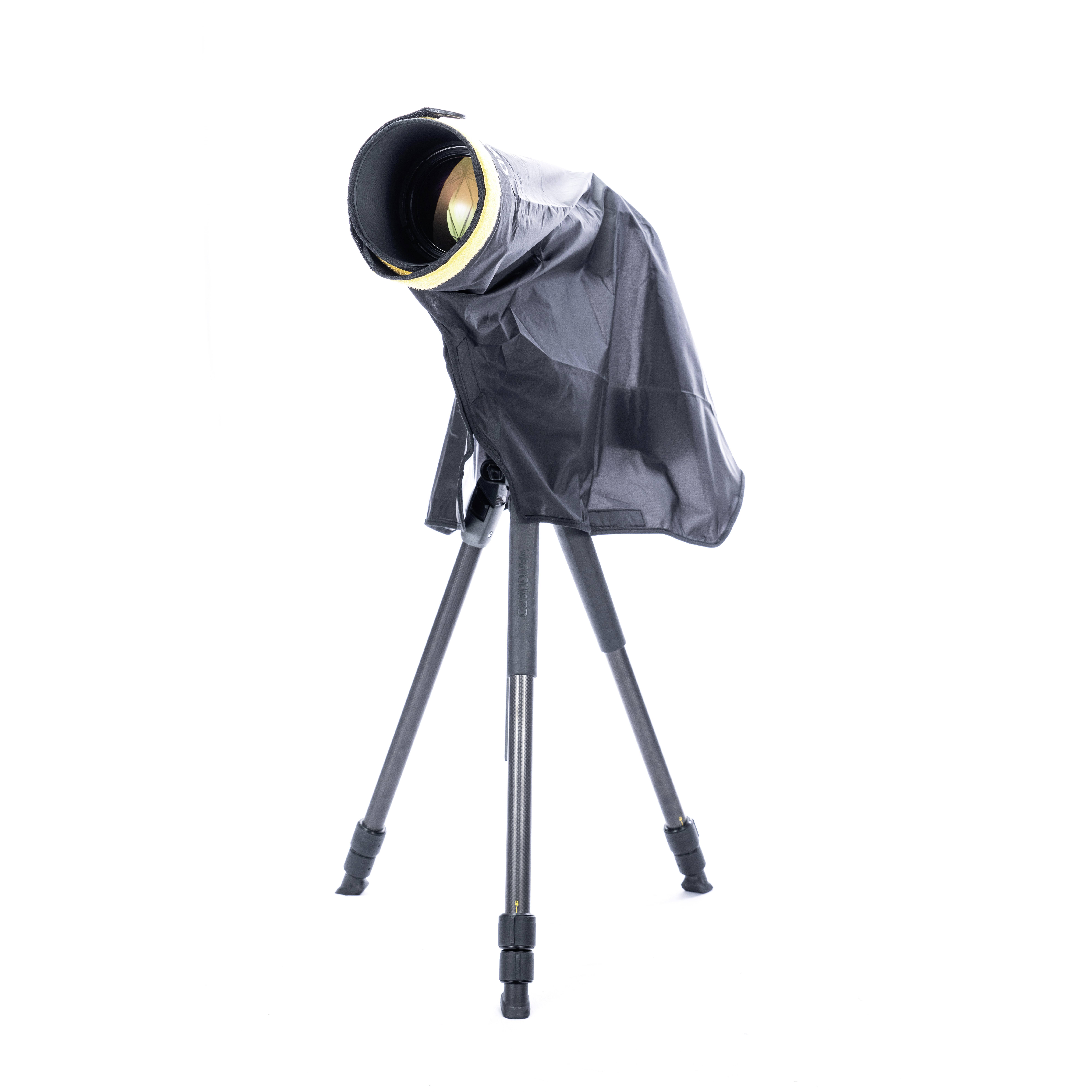 Teleskop na statywie z czarnym pokrowcem przeciwdeszczowym, na białym tle. Idealny do fotografii lub obserwacji astronomicznych w niepogodę.