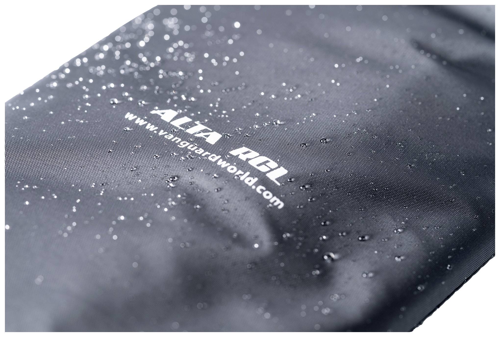 "Zbliżenie czarnej tkaniny pokrytej kroplami wody z białym napisem: „ALTA RCL" oraz adresem strony internetowej."