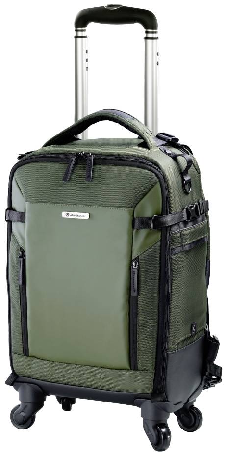 Zielona walizka na kółkach z wysuwaną rączką i kilkoma kieszeniami zamykanymi na zamek błyskawiczny.