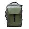 Zielony plecak z zapięciem na klamrę z przodu, uchwytem do noszenia na górze oraz bocznymi kieszeniami na zamek błyskawiczny.