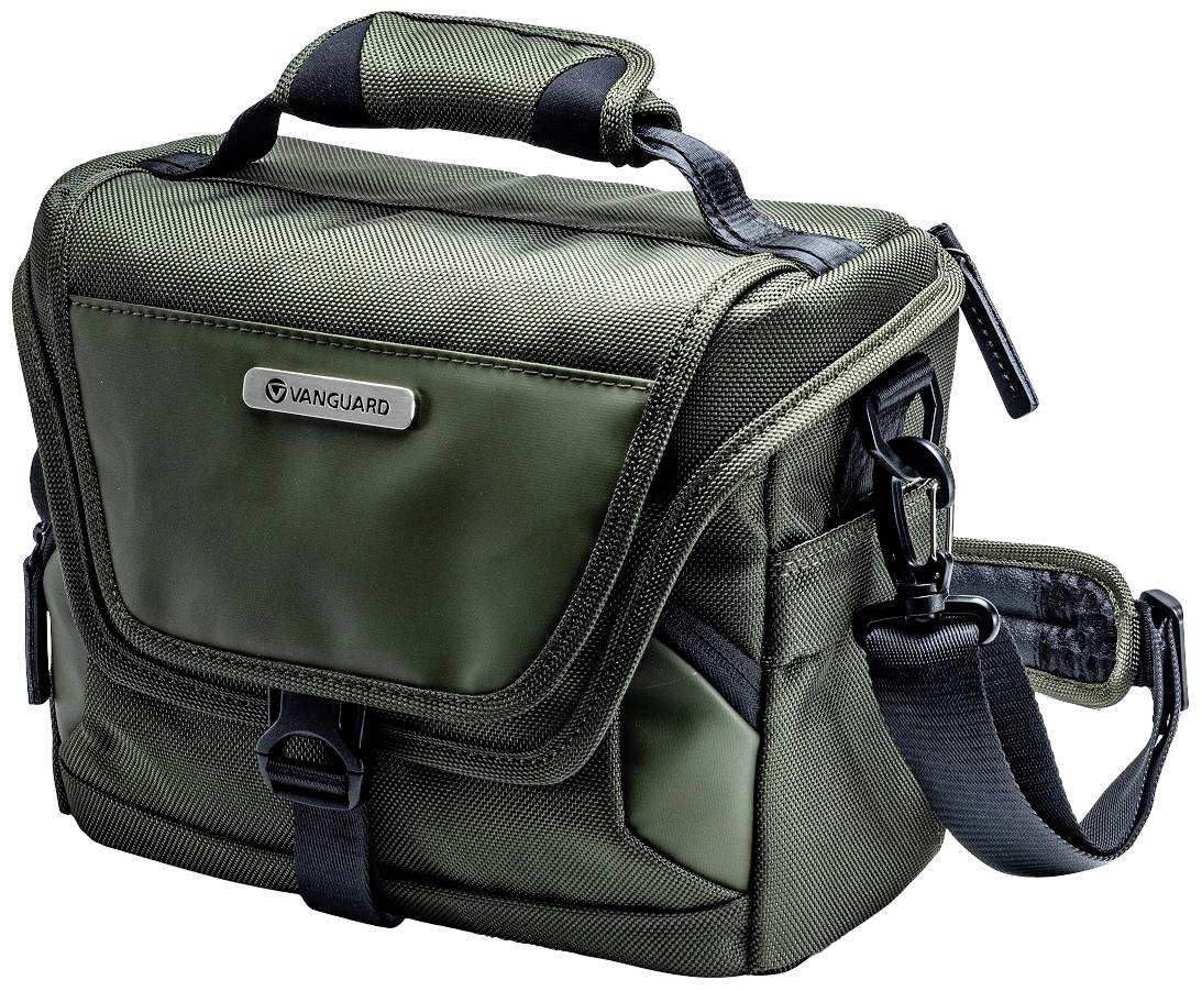 Zielona torba na aparat fotograficzny z czarnymi paskami i uchwytem. Posiada kilka kieszeni oraz wzmacniane szwy dla zwiększonej trwałości.