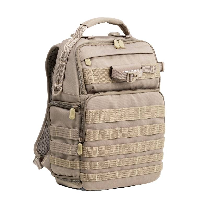 Brązowy plecak z wieloma komorami, paskami i uchwytem. Idealny do podróży lub aktywności na świeżym powietrzu.