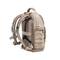 Beżowy, wyściełany plecak z wieloma komorami i regulowanymi paskami, odpowiedni do aktywności na świeżym powietrzu lub podróży.