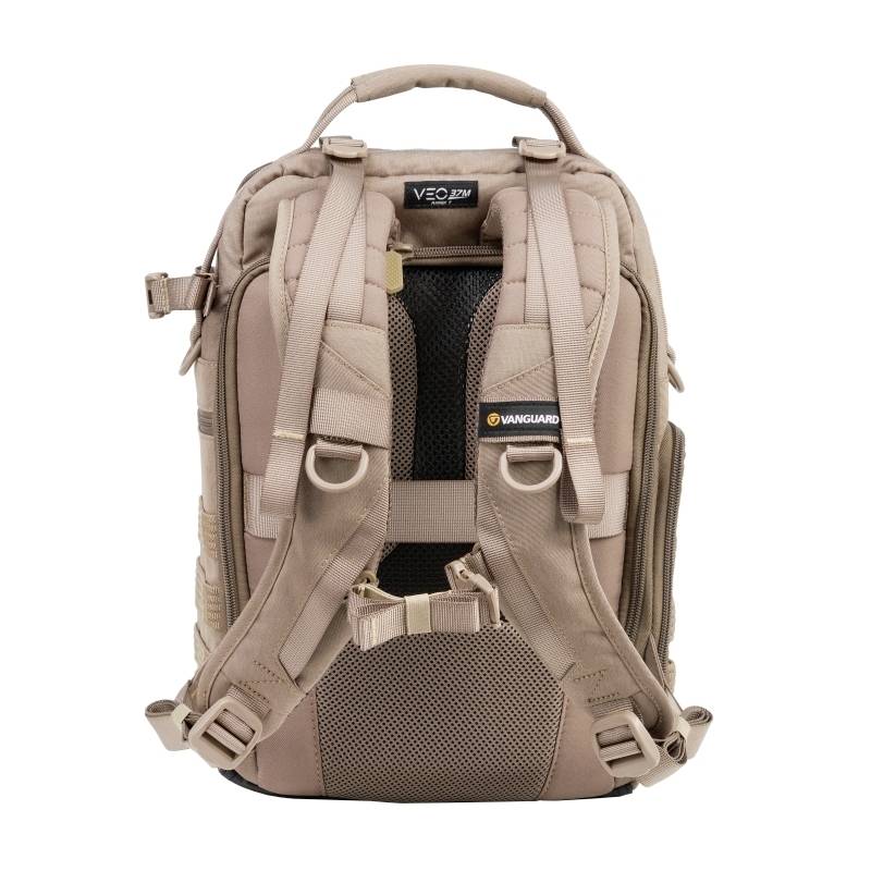 Brązowy plecak z wieloma komorami i wyściełanymi paskami na ramiona. Idealny do podróży lub aktywności na świeżym powietrzu.