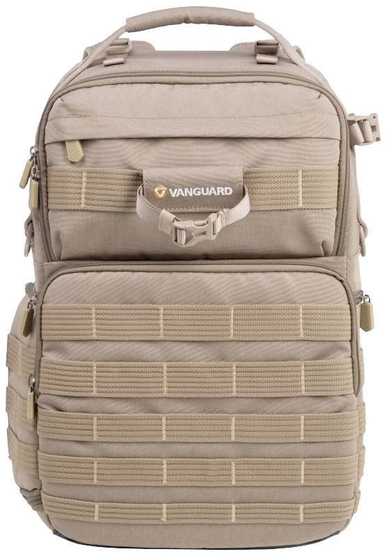 Beżowy plecak outdoorowy z wieloma kieszeniami na zamek błyskawiczny oraz systemem mocowań MOLLE do akcesoriów.