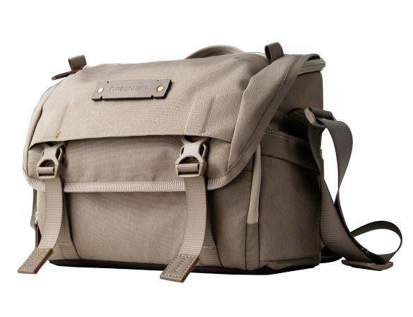 Beżowa torba fotograficzna z wieloma komorami i regulowanym paskiem na ramię. Idealna do aparatu i akcesoriów, o wytrzymałej konstrukcji.