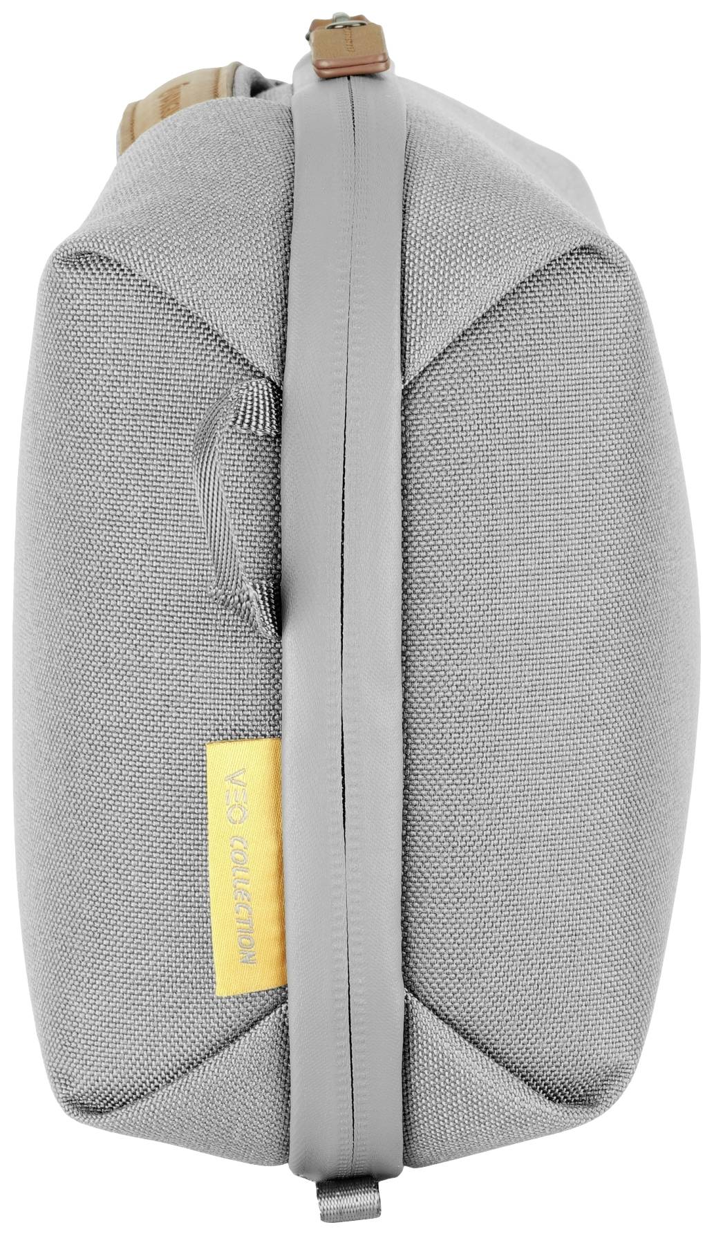 Szaro-żółta torba z zamkiem błyskawicznym, uchwytem u góry i etykietą z tkaniny.