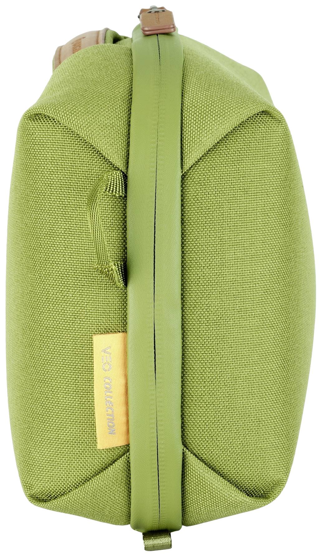 Zielona torba materiałowa z żółtą etykietą, sfotografowana z boku, ukazuje zamek błyskawiczny i kształt torby.