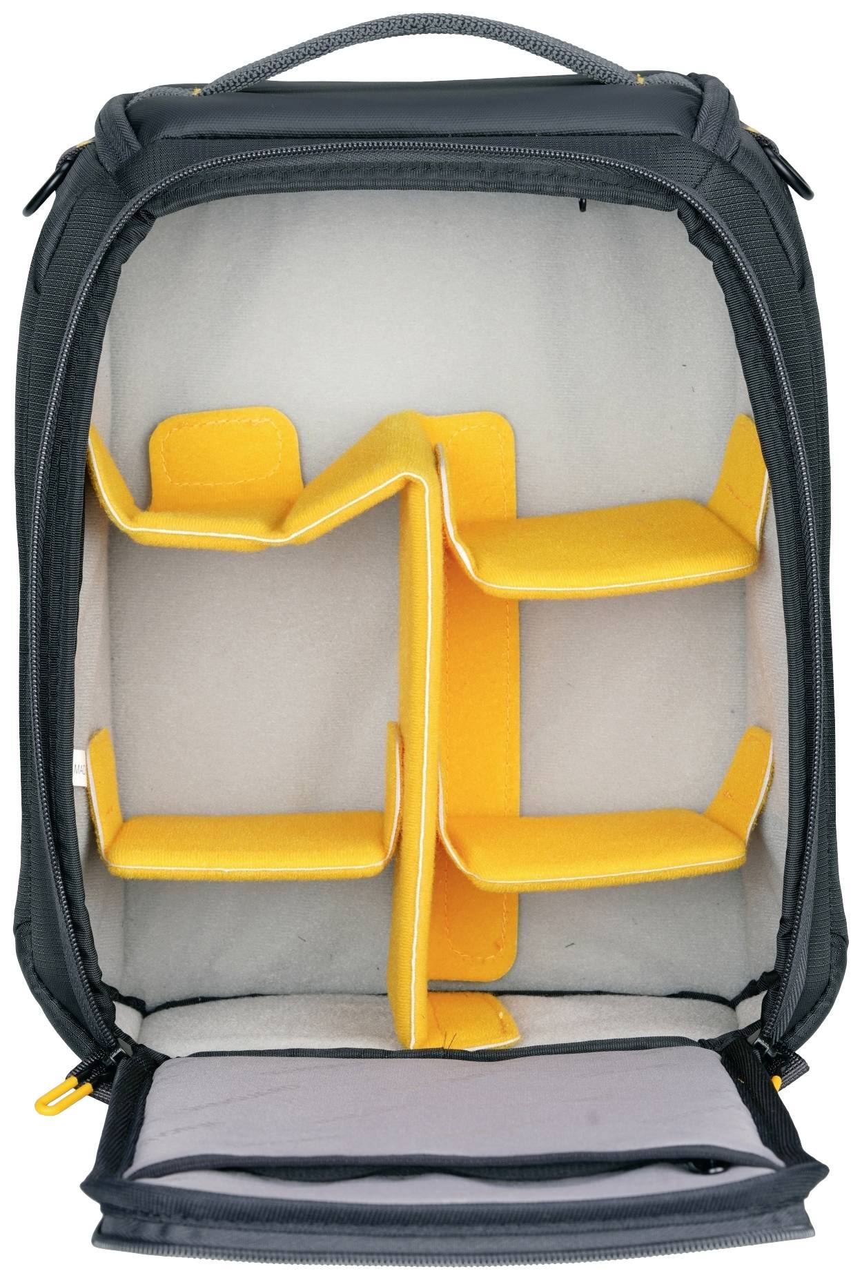 Czarny plecak fotograficzny z otwartą komorą. Wewnątrz żółte, regulowane przegrody piankowe do przechowywania sprzętu fotograficznego, przedstawiony pusty.