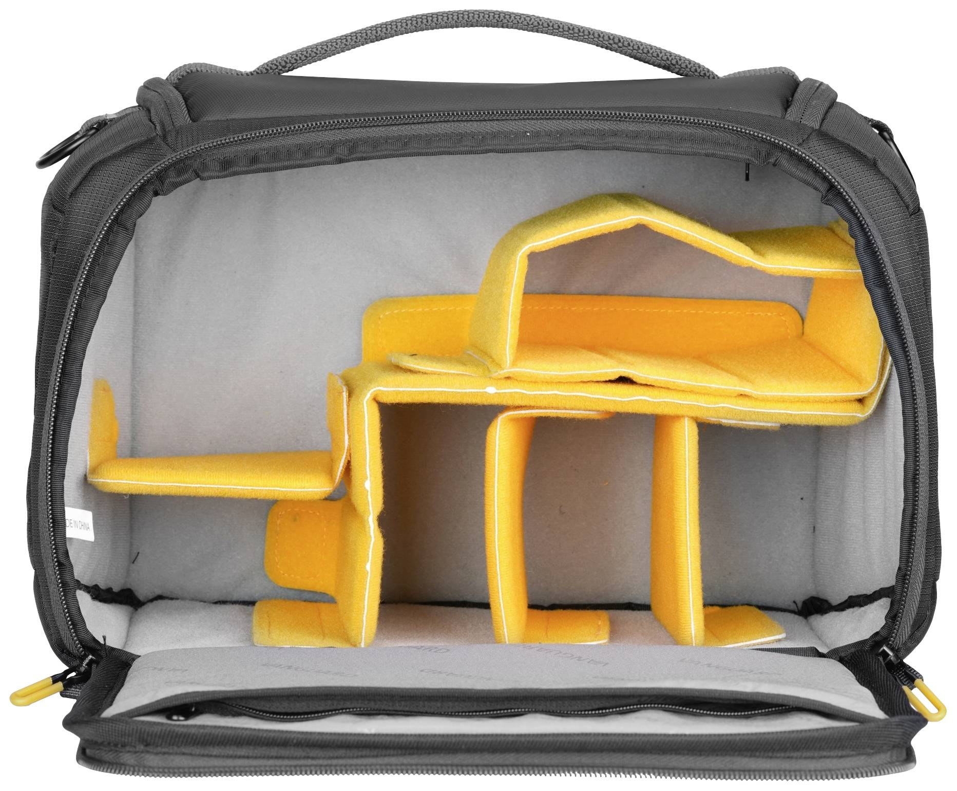 Otwarta torba na aparat fotograficzny z regulowanymi żółtymi przegródkami, tworzącymi kilka przedziałów, na szarym tle.