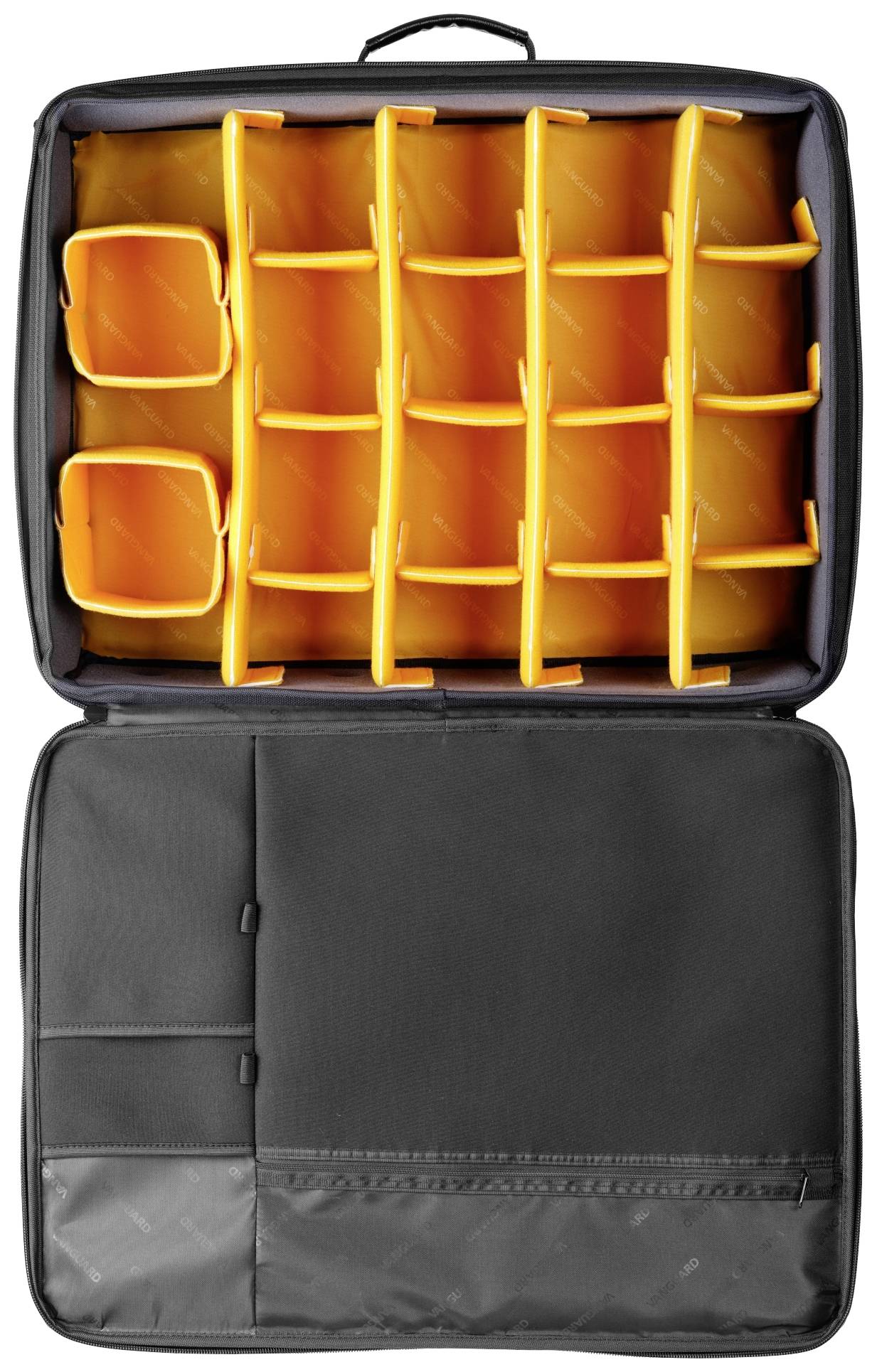 Otwarty plecak fotograficzny z wieloma pomarańczowymi przegrodami i kieszonkami na sprzęt.