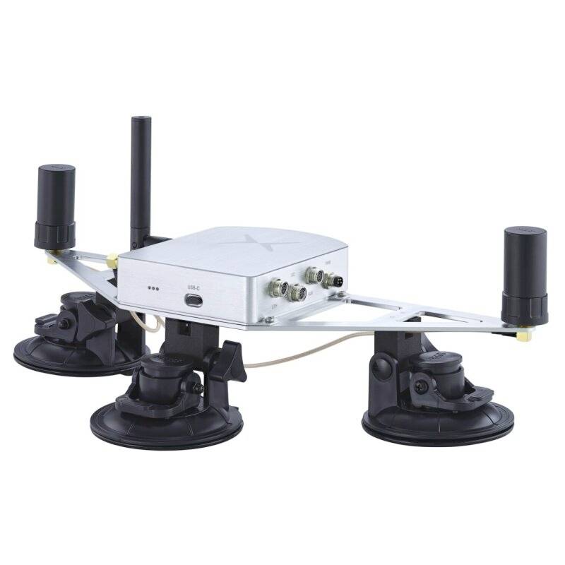 Urządzenie do autonomicznego pomiaru terenu, wyposażone w trzy przyssawki i dwie anteny, służące precyzyjnemu pozycjonowaniu i nawigacji.