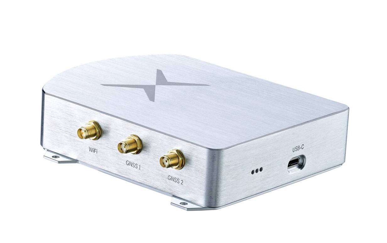 Srebrne, prostokątne urządzenie z czterema złączami: 'WiFi', 'GNSS 1', 'GNSS 2' i 'USB-C'. Na górnej powierzchni wytłoczone 'X'.