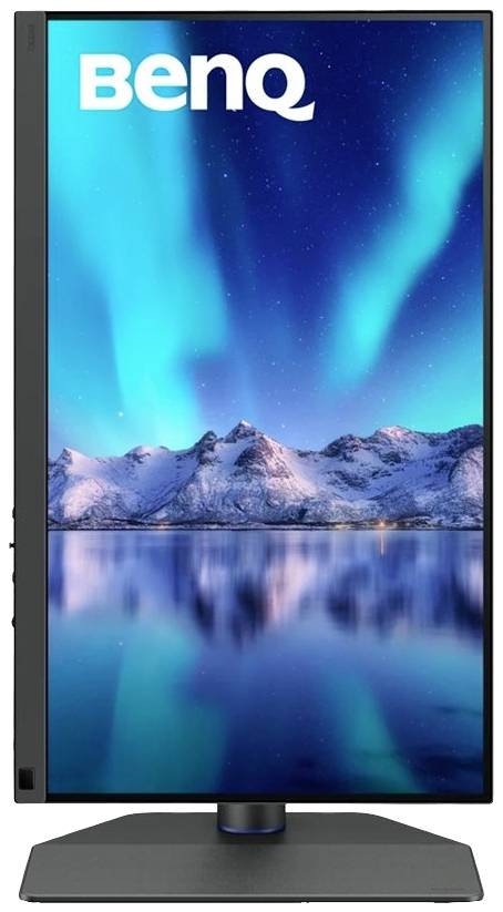 Monitor BenQ wyświetla imponujące zorza polarna nad ośnieżonymi górami i ich odbiciem w wodzie.