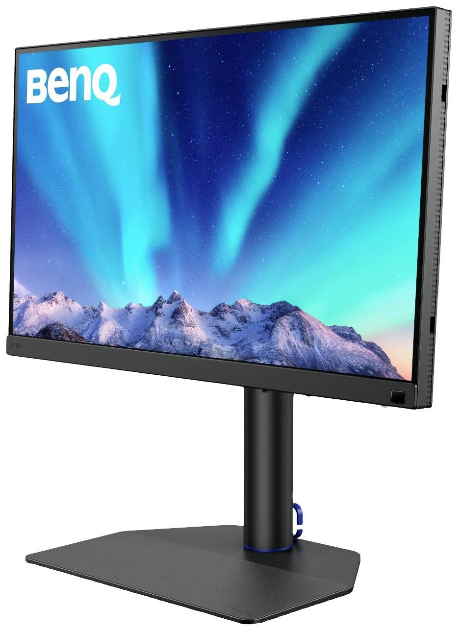 Monitor marki BenQ wyświetla żywy, niebieski obraz zórz polarnych nad ośnieżonymi górami.