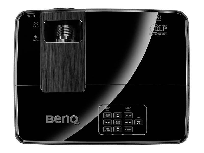 Czarny projektor BenQ z widocznymi elementami sterującymi i logotypem na górnej powierzchni.