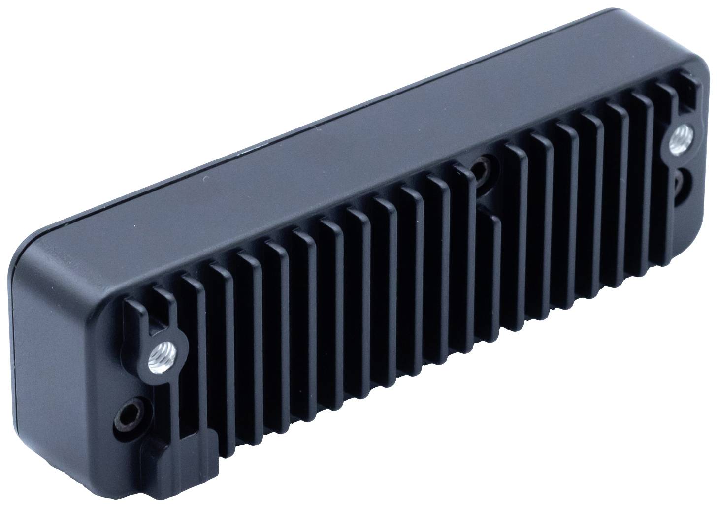 Czarny radiator z otworami wentylacyjnymi, prawdopodobnie stosowany do odprowadzania ciepła w urządzeniach elektronicznych.