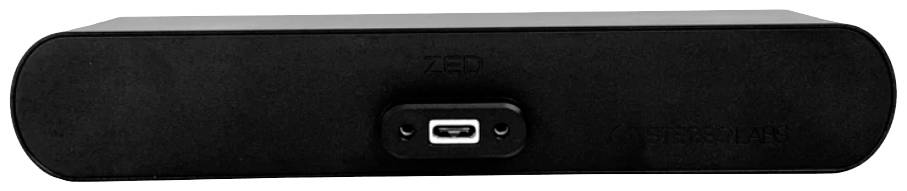 Czarne urządzenie elektroniczne z centralnym złączem USB z przodu, prawdopodobnie element sprzętu audio lub wideo.