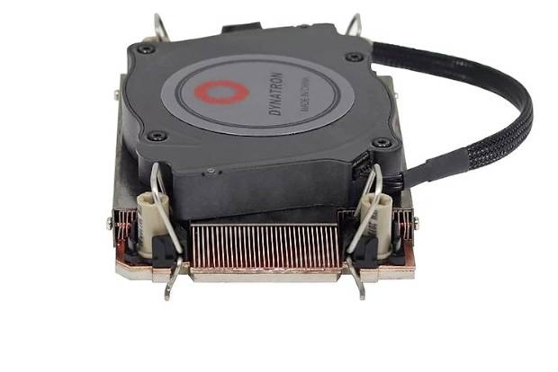 Płaski radiator procesora z miedzianymi żeberkami i czarną obudową wentylatora. Odpowiedni do chłodzenia komponentów procesora podczas intensywnego użytkowania.