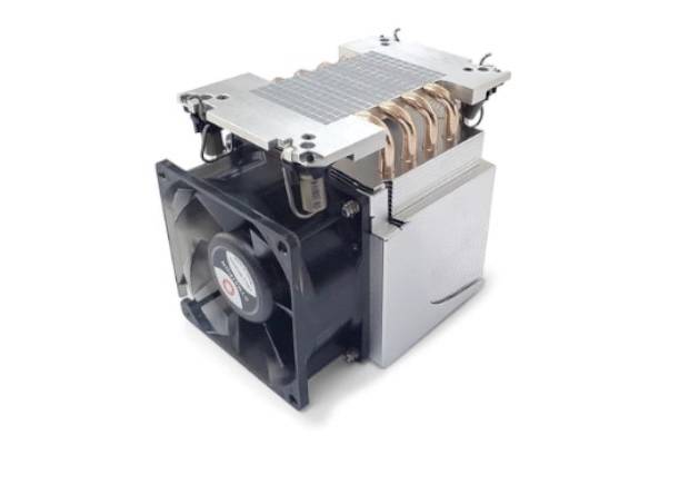 Srebrny radiator procesora z miedzianymi rurkami cieplnymi i czarnym wentylatorem. Zaprojektowany do chłodzenia procesorów komputerowych.