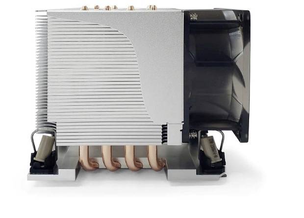 Chłodnica procesora z dużymi żeberkami i wieloma miedzianymi rurkami cieplnymi, które zapewniają lepsze odprowadzanie ciepła.