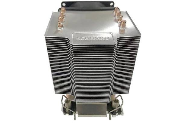 Duży radiator procesora z wieloma żeberkami aluminiowymi i miedzianymi rurkami cieplnymi do wydajnego odprowadzania ciepła w komputerach.